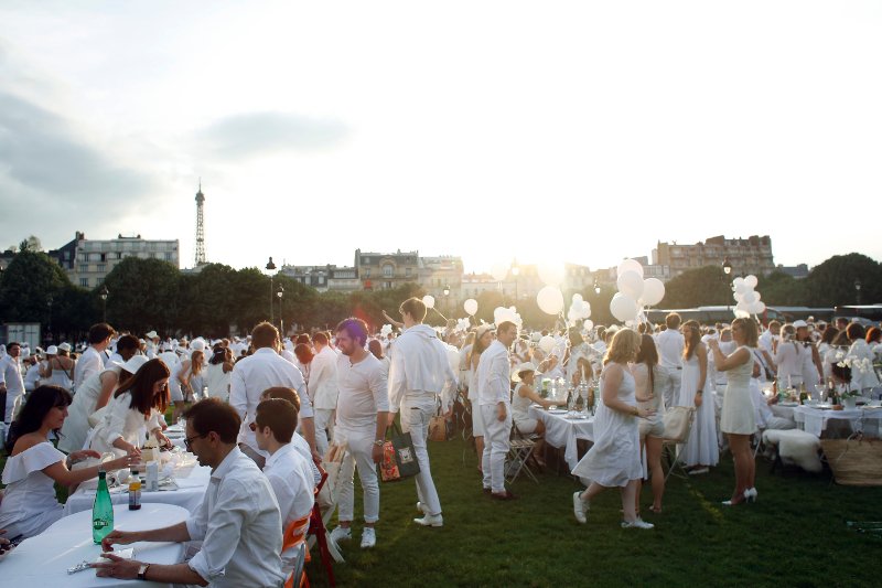 Δείπνο στα λευκά -Χιλιάδες Γάλλοι ξεχύθηκαν στους δρόμους ντυμένοι στα λευκά [εικόνες] | iefimerida.gr 4