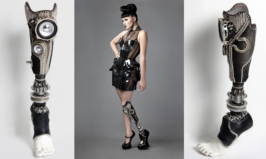 Ο ακρωτηριασμός, το τραγούδι και ο χορός - Συγκλονίζει η «βιονική» ποπ σταρ από τη Λετονία [εικόνες & βίντεo] | iefimerida.gr 1