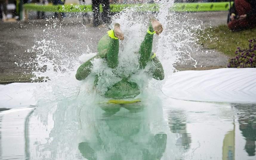 Βάλτε μια γυναίκα στους ώμους και τρέξτε – Παγκόσμιο πρωτάθλημα κουβαλήματος συζύγου [εικόνες] | iefimerida.gr 3