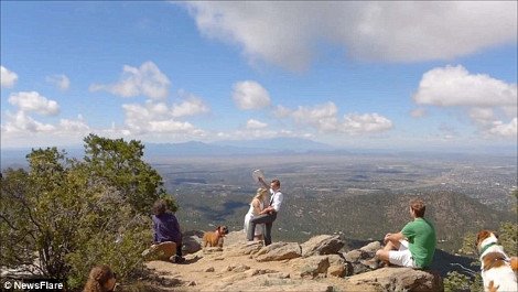 Η αιώνια αγάπη σκοτώνει και σώζει: Γαμπρός πήγε να πέσει στον γκρεμό κατά τη διάρκεια τελετής -Τον γλίτωσε η νύφη [εικόνες&βίντεο] | iefimerida.gr 1