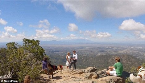 Η αιώνια αγάπη σκοτώνει και σώζει: Γαμπρός πήγε να πέσει στον γκρεμό κατά τη διάρκεια τελετής -Τον γλίτωσε η νύφη [εικόνες&βίντεο] | iefimerida.gr 0