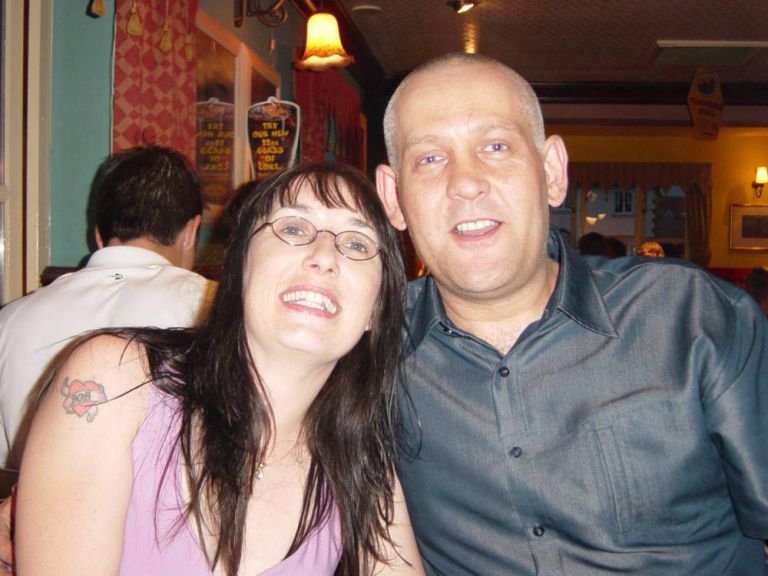 Βρετανός έγινε γυναίκα για να έρθει πιο κοντά με τον γιο του [εικόνες] | iefimerida.gr 1