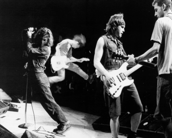  Vs. και Vitalogy – Κυκλοφορούν ξανά σε βινύλιο τα δύο θρυλικά άλμπουμ των Pearl Jam [εικόνες] | iefimerida.gr 2