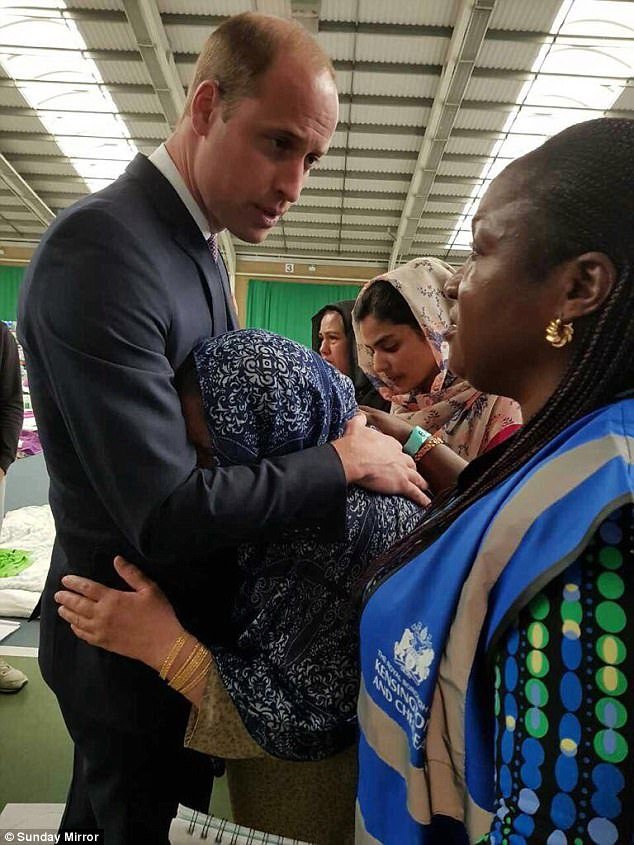 Οπως η μητέρα του: Ο Γουίλιαμ σπάει το βασιλικό πρωτόκολλο -Η τρυφερή αγκαλιά σε επιζήσασα από τον πύργο στο Λονδίνο [εικόνες] | iefimerida.gr 0