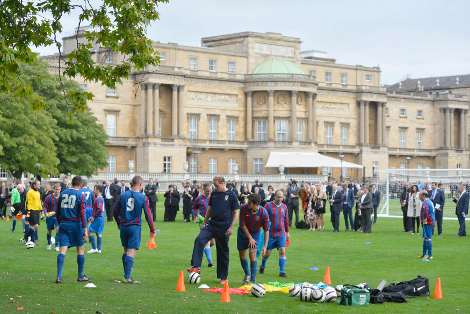 Ο πρίγκιπας Ουίλιαμ παίζει μπάλα στο γρασίδι του Μπάκιγχαμ για την επέτειο των 150 χρόνων της Αγγλικής Ομοσπονδίας [εικόνες] | iefimerida.gr 2
