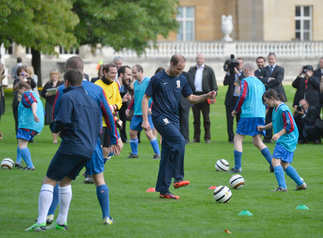 Ο πρίγκιπας Ουίλιαμ παίζει μπάλα στο γρασίδι του Μπάκιγχαμ για την επέτειο των 150 χρόνων της Αγγλικής Ομοσπονδίας [εικόνες] | iefimerida.gr 3