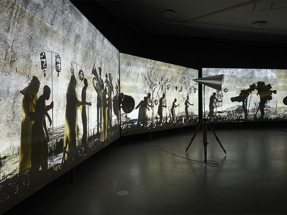 Μία πομπή κάνει κάθε βράδυ λιτανεία στη Διονυσίου Αρεοπαγίτου [εικόνες & βίντεο]  | iefimerida.gr 0