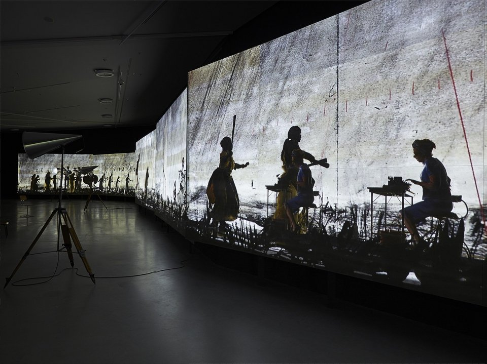 Μία πομπή κάνει κάθε βράδυ λιτανεία στη Διονυσίου Αρεοπαγίτου [εικόνες & βίντεο]  | iefimerida.gr 1