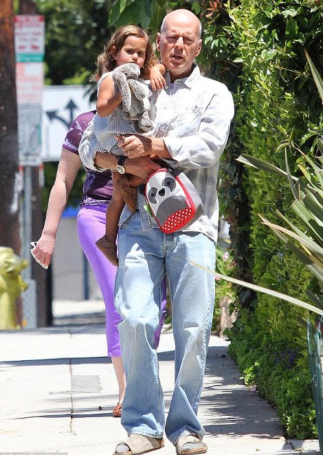 Οταν είσαι ο σκληρός του Χόλιγουντ δεν μασάς: «Εκτελείς» ακόμη και τη μόδα με κάλτσα και σανδάλι [εικόνες] | iefimerida.gr 0