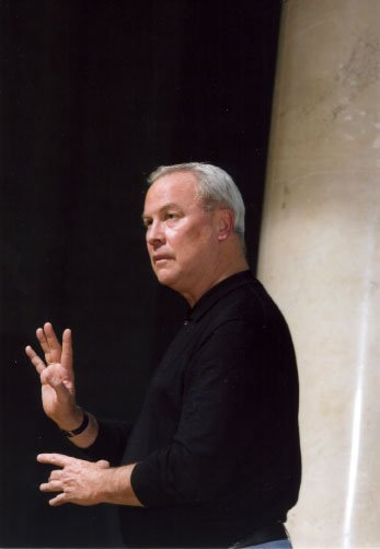 Ο ρηξικέλευθος Robert Wilson που καθοδηγεί τους μεγαλύτερους σταρ στον κόσμο, έρχεται να παίξει ο ίδιος στην Αθήνα | iefimerida.gr 0