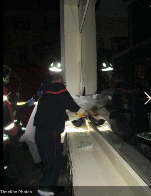 Διαρρήκτης σφήνωσε σε τρύπα που άνοιξε στη βιτρίνα κοσμηματοπωλείου! [εικόνες]  | iefimerida.gr 1