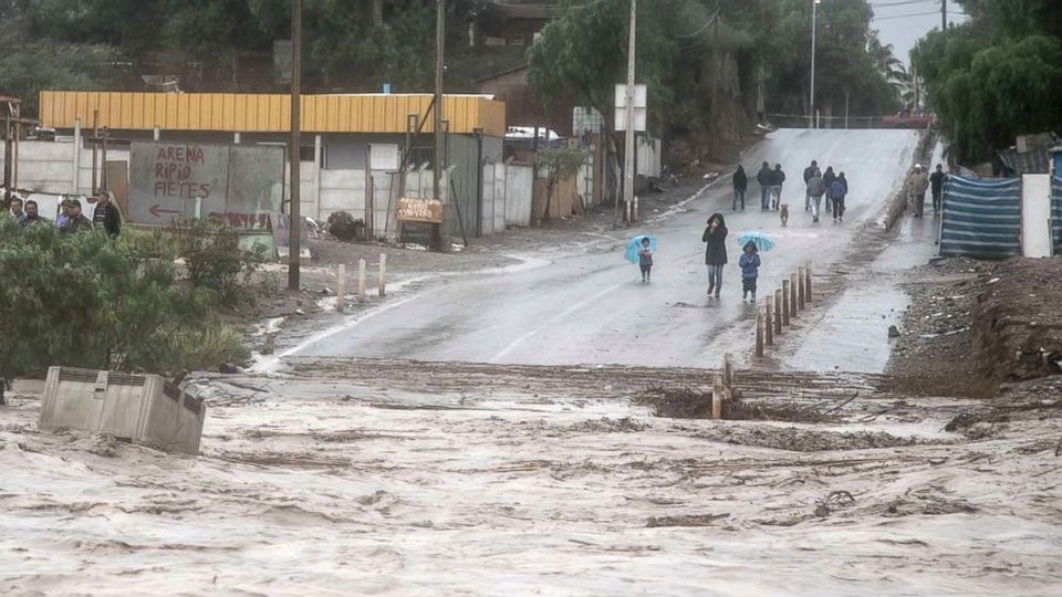 Δεκάδες νεκροί και αγνοούμενοι από τις καταστροφικές πλημμύρες στη Χιλή | iefimerida.gr 4