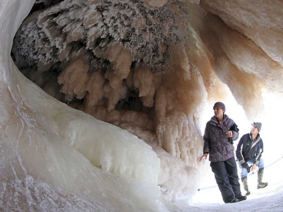 Σχηματίζουν ουρές πάνω σε μια παγωμένη λίμνη για να θαυμάσουν ένα σπήλαιο, που είναι προσβάσιμο μόνο με τα πόδια [εικόνες] | iefimerida.gr 4