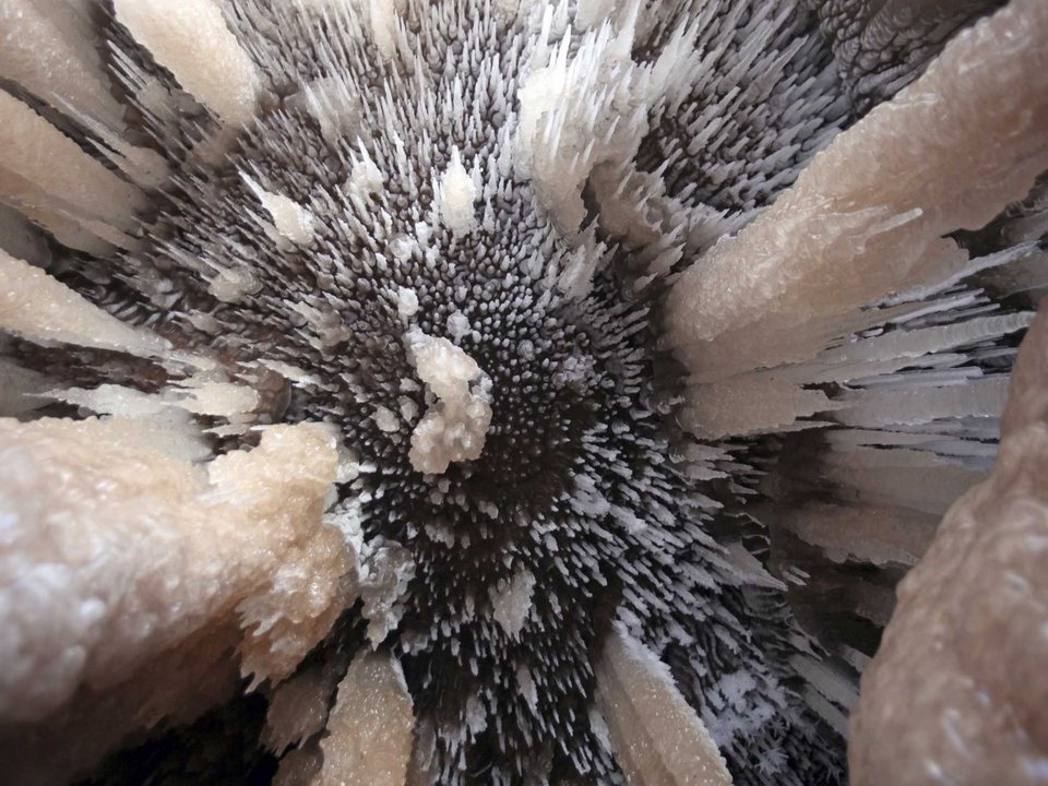 Σχηματίζουν ουρές πάνω σε μια παγωμένη λίμνη για να θαυμάσουν ένα σπήλαιο, που είναι προσβάσιμο μόνο με τα πόδια [εικόνες] | iefimerida.gr 5