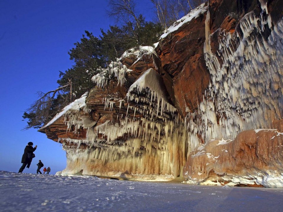 Σχηματίζουν ουρές πάνω σε μια παγωμένη λίμνη για να θαυμάσουν ένα σπήλαιο, που είναι προσβάσιμο μόνο με τα πόδια [εικόνες] | iefimerida.gr 8