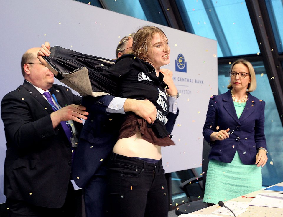 Ζοζεφίν Βιτ: Γιατί επιτέθηκα στον Ντράγκι - Η Ελλάδα, τα κονφετί και ο φεμινισμός [εικόνες] | iefimerida.gr 1