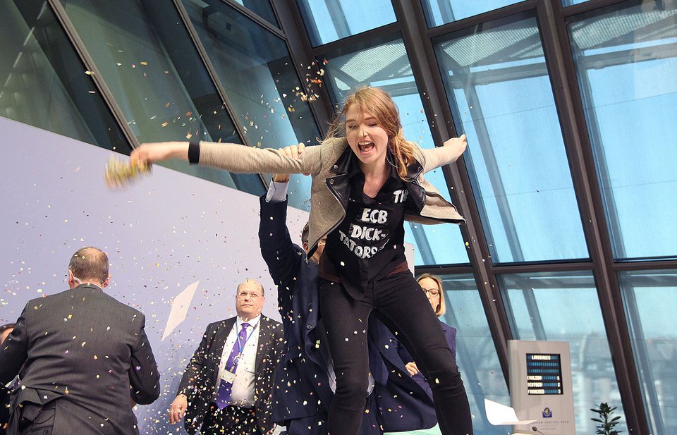 Ζοζεφίν Βιτ: Γιατί επιτέθηκα στον Ντράγκι - Η Ελλάδα, τα κονφετί και ο φεμινισμός [εικόνες] | iefimerida.gr 4