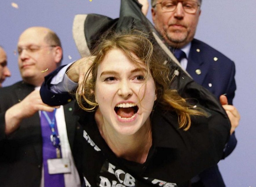 Οι Femen έκαναν την επίθεση στον Μάριο Ντράγκι: Η ξανθιά διαδηλώτρια και το μήνυμα με... νόημα στο μπλουζάκι της [εικόνες] | iefimerida.gr 2