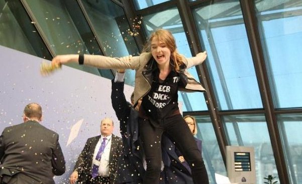 Οι Femen έκαναν την επίθεση στον Μάριο Ντράγκι: Η ξανθιά διαδηλώτρια και το μήνυμα με... νόημα στο μπλουζάκι της [εικόνες] | iefimerida.gr 3