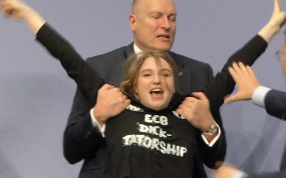 Οι Femen έκαναν την επίθεση στον Μάριο Ντράγκι: Η ξανθιά διαδηλώτρια και το μήνυμα με... νόημα στο μπλουζάκι της [εικόνες] | iefimerida.gr 4