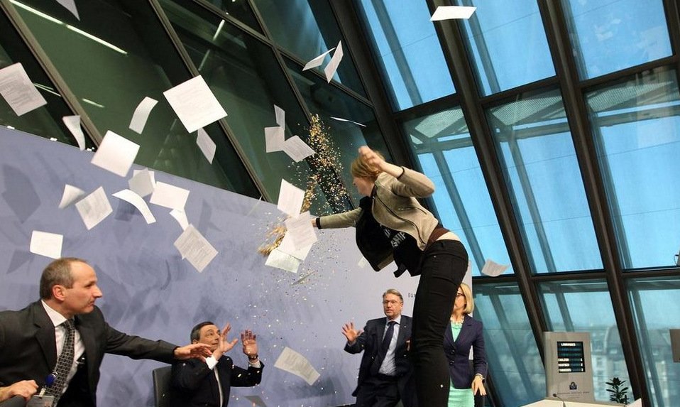 Οι Femen έκαναν την επίθεση στον Μάριο Ντράγκι: Η ξανθιά διαδηλώτρια και το μήνυμα με... νόημα στο μπλουζάκι της [εικόνες] | iefimerida.gr 6