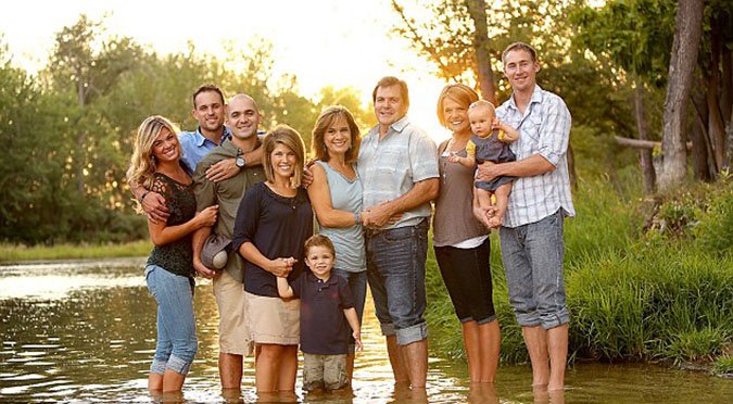 H συγκλονιστική ιστορία της Κέλυ Κοτλ που κουβαλάει τον άντρα της στην πλάτη -Εχασε τα πόδια του στο Αφγανιστάν [εικόνες] | iefimerida.gr 0