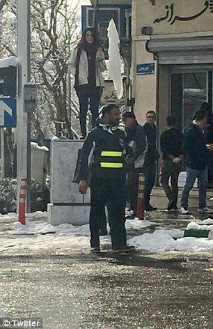 Συνελήφθη και δεύτερη γυναίκα που κυκλοφορούσε χωρίς μαντήλα στο Ιράν | iefimerida.gr 0