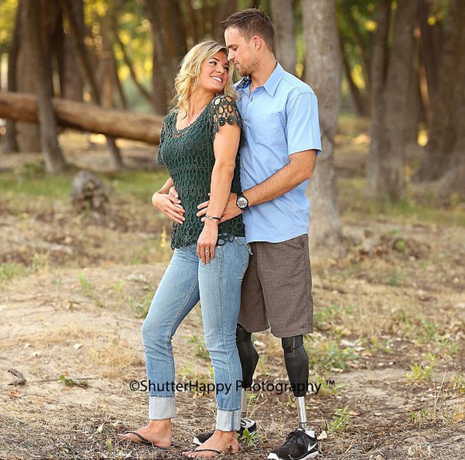 H συγκλονιστική ιστορία της Κέλυ Κοτλ που κουβαλάει τον άντρα της στην πλάτη -Εχασε τα πόδια του στο Αφγανιστάν [εικόνες] | iefimerida.gr 1