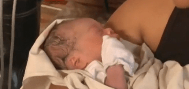 Φιλιππίνες: Η συγκλονιστική στιγμή της γέννησης ενός μωρού στα συντρίμμια που κάνει τον γύρο του κόσμου [εικόνες+βίντεο] | iefimerida.gr 1