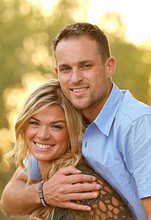 H συγκλονιστική ιστορία της Κέλυ Κοτλ που κουβαλάει τον άντρα της στην πλάτη -Εχασε τα πόδια του στο Αφγανιστάν [εικόνες] | iefimerida.gr 2