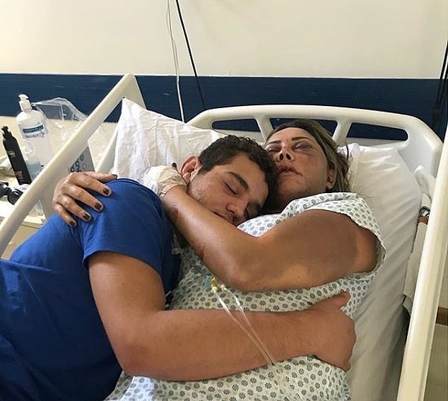 Στο κρεβάτι του νοσοκομείο με τον γιο της.