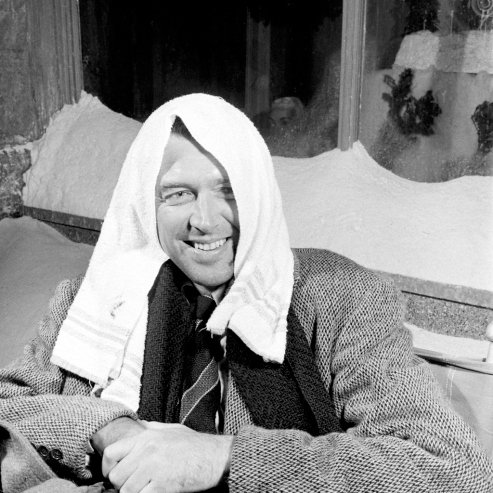 Οταν στο Χόλιγουντ γύριζαν το «Μια υπέροχη ζωή»: Σπάνιες φωτογραφίες από το ασπρόμαυρο σετ του 1946 [εικόνες] | iefimerida.gr 0