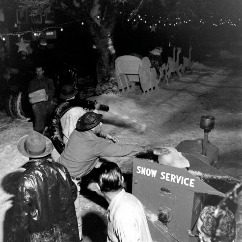 Οταν στο Χόλιγουντ γύριζαν το «Μια υπέροχη ζωή»: Σπάνιες φωτογραφίες από το ασπρόμαυρο σετ του 1946 [εικόνες] | iefimerida.gr 4