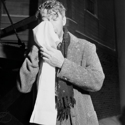 Οταν στο Χόλιγουντ γύριζαν το «Μια υπέροχη ζωή»: Σπάνιες φωτογραφίες από το ασπρόμαυρο σετ του 1946 [εικόνες] | iefimerida.gr 8