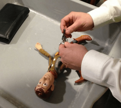 Παρανόησαν στο Χίθροου: Θεώρησαν τρομοκράτη μια παιδική κούκλα και κατάσχεσαν το ψεύτικο όπλο [εικόνα] | iefimerida.gr 0