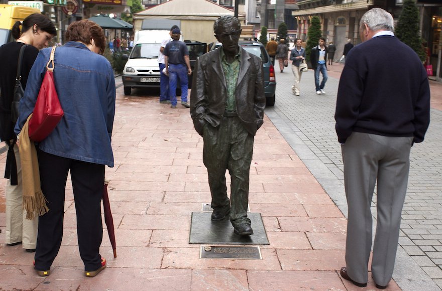 Θέλουν να γκρεμίσουν άγαλμα του Γούντι Αλεν στην Ισπανία: Είναι διεστραμμένος [εικόνα] | iefimerida.gr 0