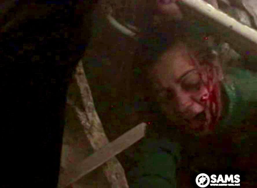 Δραματικές εικόνες: Σύρος εικονολήπτης βρίσκει θαμμένη στα ερείπια την οικογένειά του, μετά από βομβαρδισμό [βίντεο]  | iefimerida.gr 0