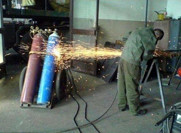 Εργάτες με άγνοια κινδύνου σε... επικίνδυνες αποστολές [εικόνες] | iefimerida.gr 0