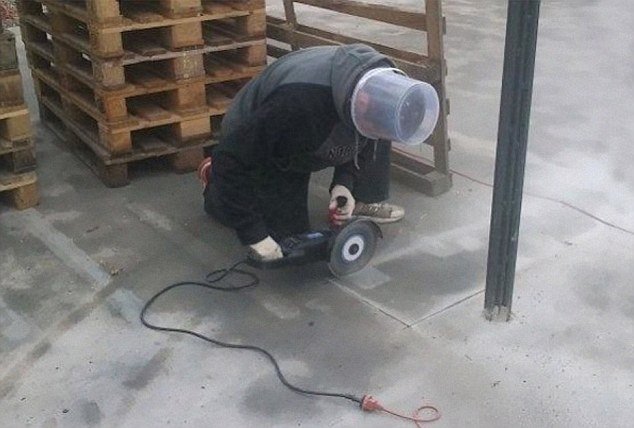 Εργάτες με άγνοια κινδύνου σε... επικίνδυνες αποστολές [εικόνες] | iefimerida.gr 1