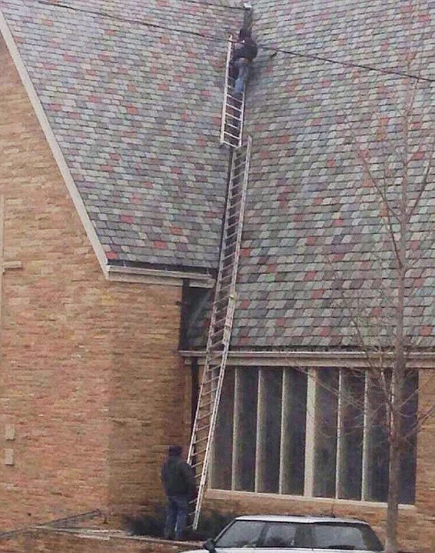 Εργάτες με άγνοια κινδύνου σε... επικίνδυνες αποστολές [εικόνες] | iefimerida.gr 4