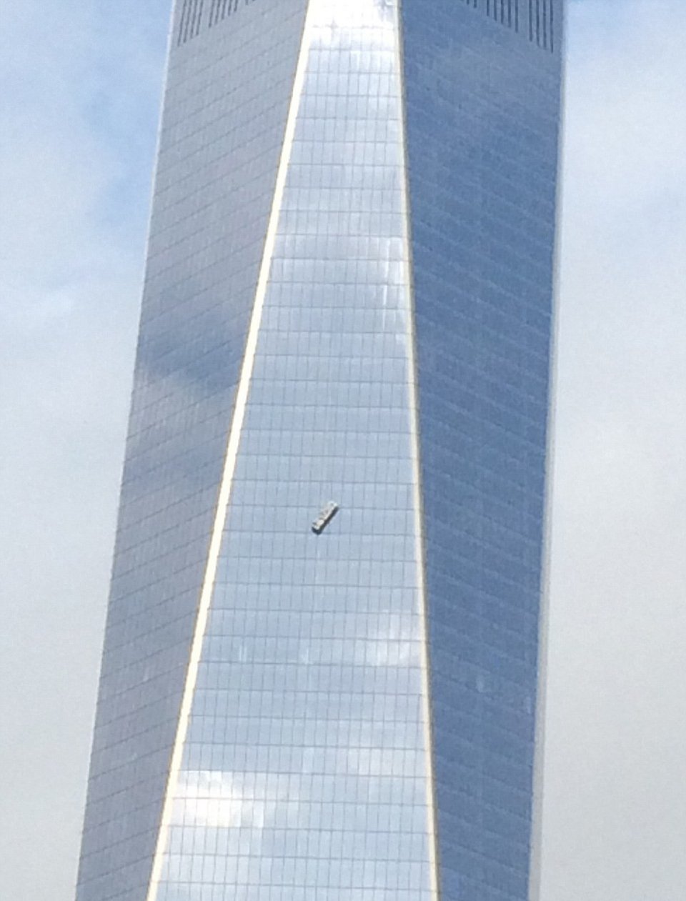 Τρόμος στο One World Trade -Καθαριστές τζαμιών κρεμάστηκαν στον 69ο όροφο [εικόνες&βίντεο] | iefimerida.gr 0