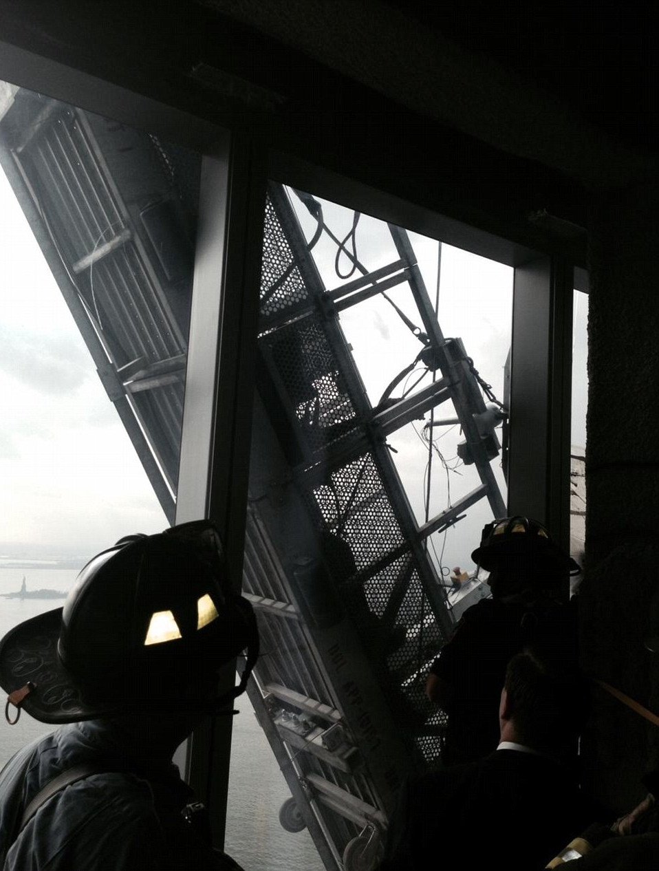 Τρόμος στο One World Trade -Καθαριστές τζαμιών κρεμάστηκαν στον 69ο όροφο [εικόνες&βίντεο] | iefimerida.gr 1