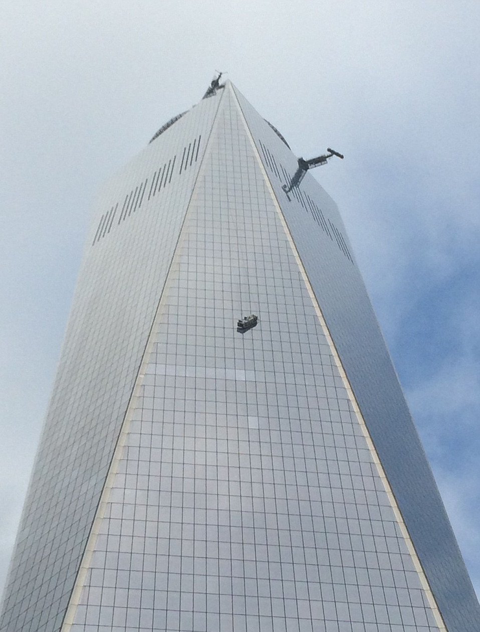Τρόμος στο One World Trade -Καθαριστές τζαμιών κρεμάστηκαν στον 69ο όροφο [εικόνες&βίντεο] | iefimerida.gr 3