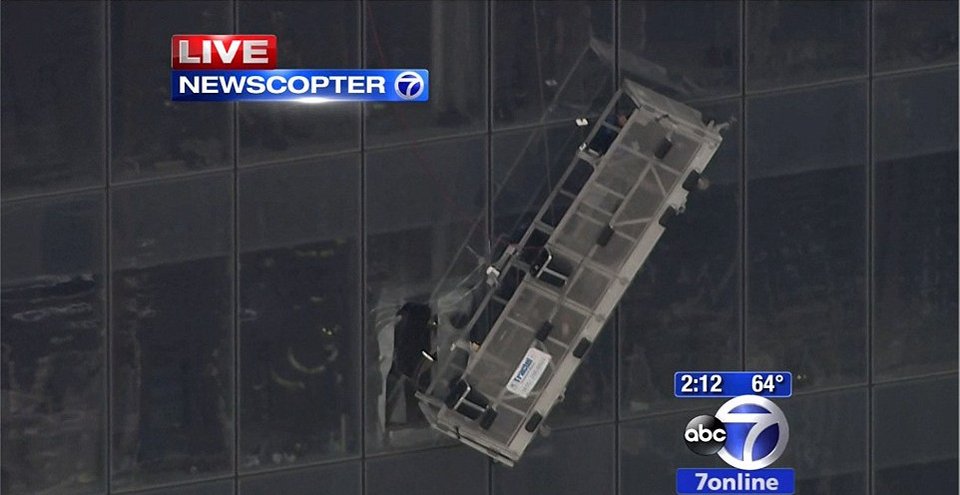 Τρόμος στο One World Trade -Καθαριστές τζαμιών κρεμάστηκαν στον 69ο όροφο [εικόνες&βίντεο] | iefimerida.gr 4