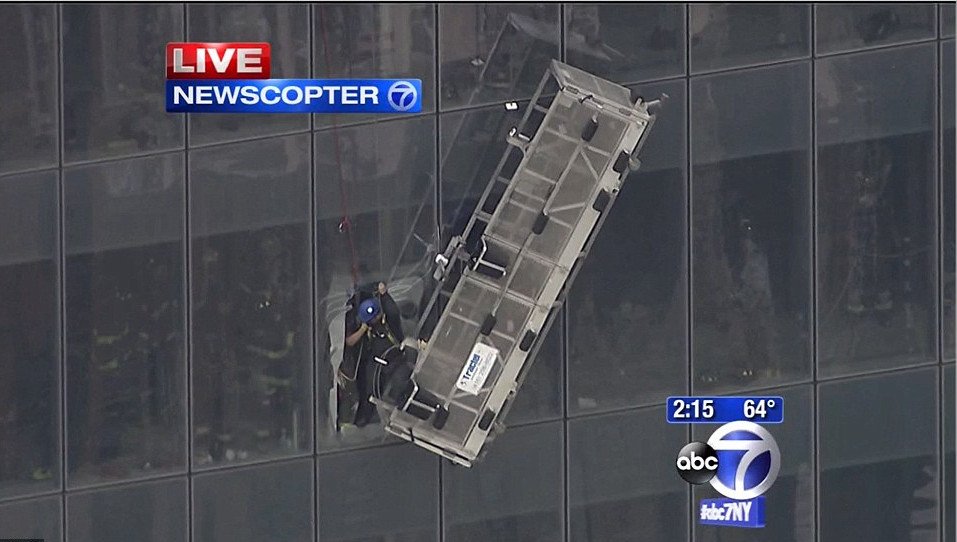 Τρόμος στο One World Trade -Καθαριστές τζαμιών κρεμάστηκαν στον 69ο όροφο [εικόνες&βίντεο] | iefimerida.gr 5