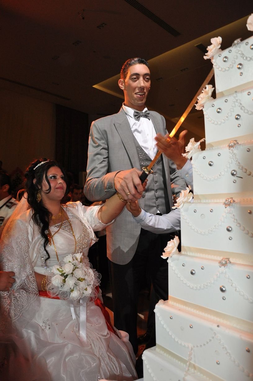 Το μέγεθος δεν μετράει στο γάμο- Παντρεύτηκε ο ψηλότερος άνθρωπος στον κόσμο και η νύφη φτάνει ως τη μέση του [εικόνες]  | iefimerida.gr 3