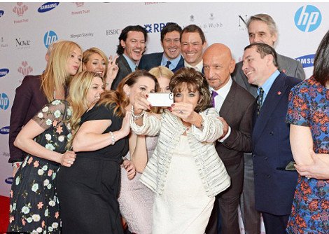 Η χειρότερη selfie του κόσμου -Πώς ο πρίγκιπας Κάρολος συνέβαλε σε αυτή [εικόνες] | iefimerida.gr 0