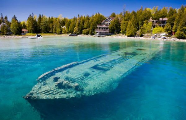 Εντυπωσιακό ναυάγιο κοσμεί λίμνη του Καναδά [εικόνες + βίντεο] | iefimerida.gr 4