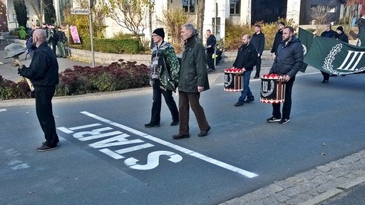 Ναζί εναντίον ναζί: Πώς οπαδοί του Χίτλερ παρέλασαν και μάζεψαν λεφτά κατά του νεοναζισμού [βίντεο & εικόνες] | iefimerida.gr 10