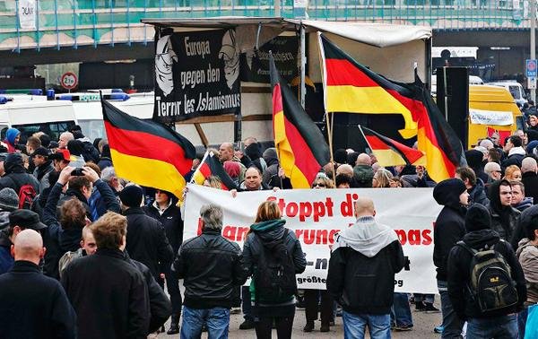 Ναζί εναντίον ναζί: Πώς οπαδοί του Χίτλερ παρέλασαν και μάζεψαν λεφτά κατά του νεοναζισμού [βίντεο & εικόνες] | iefimerida.gr 0